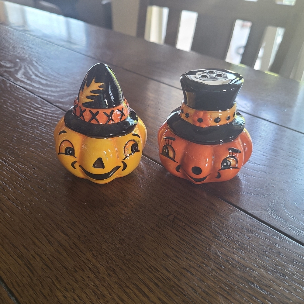 Cute Johanna Parker jack-o-lantern salt & pepper shakers never used in box
